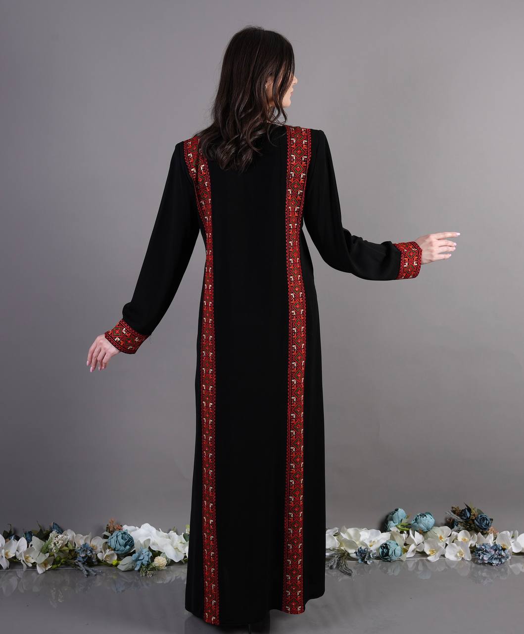 4 Veins Tatreez Abaya: A Fusion of Tradition and Modern Elegance