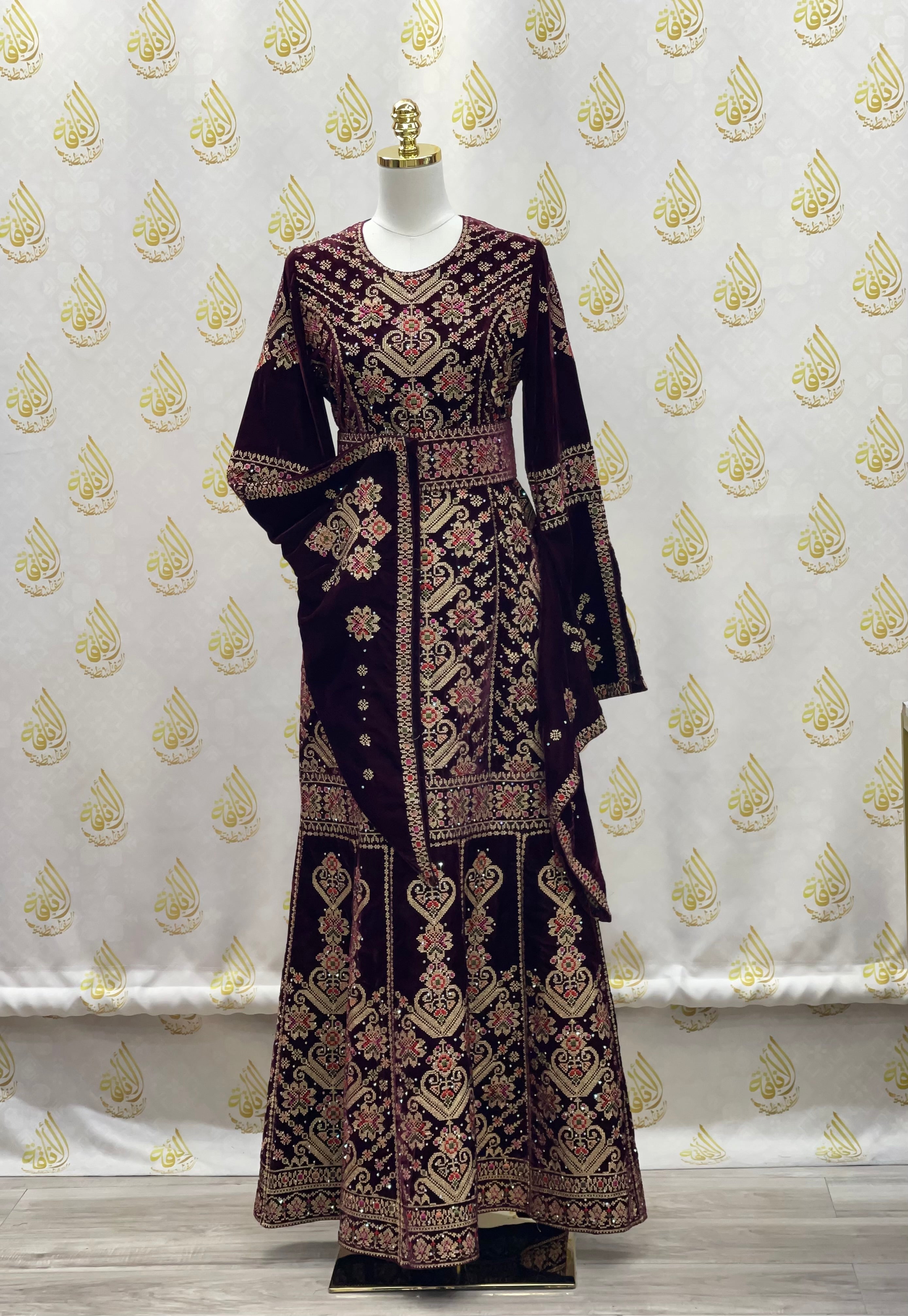 Luxurious Velvet Mermaid Embroidered Thoub - Elegant Formal Wear