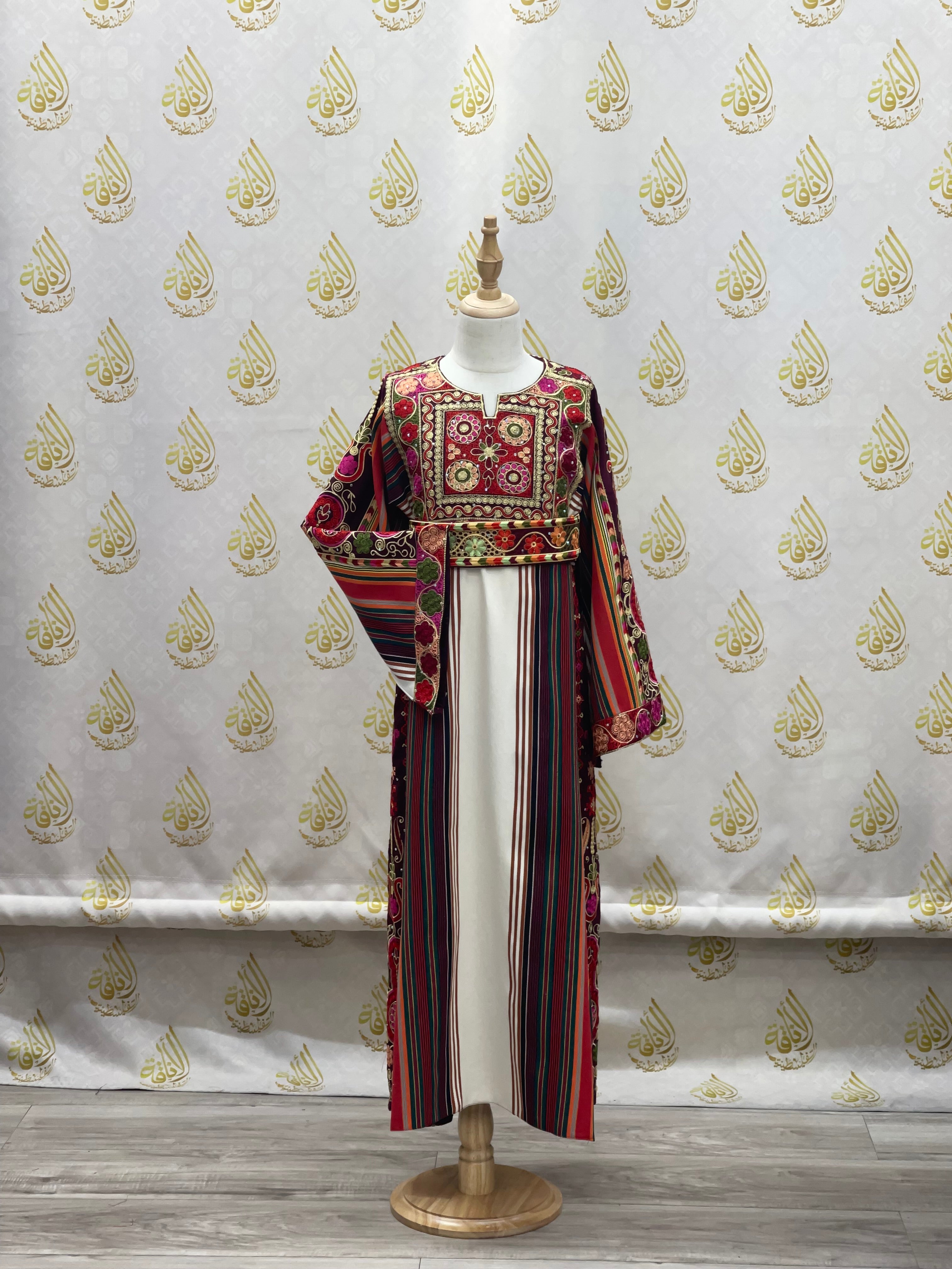 Princess Embroidered Majdalwi Thoub: Regal Elegance and Timeless Beauty