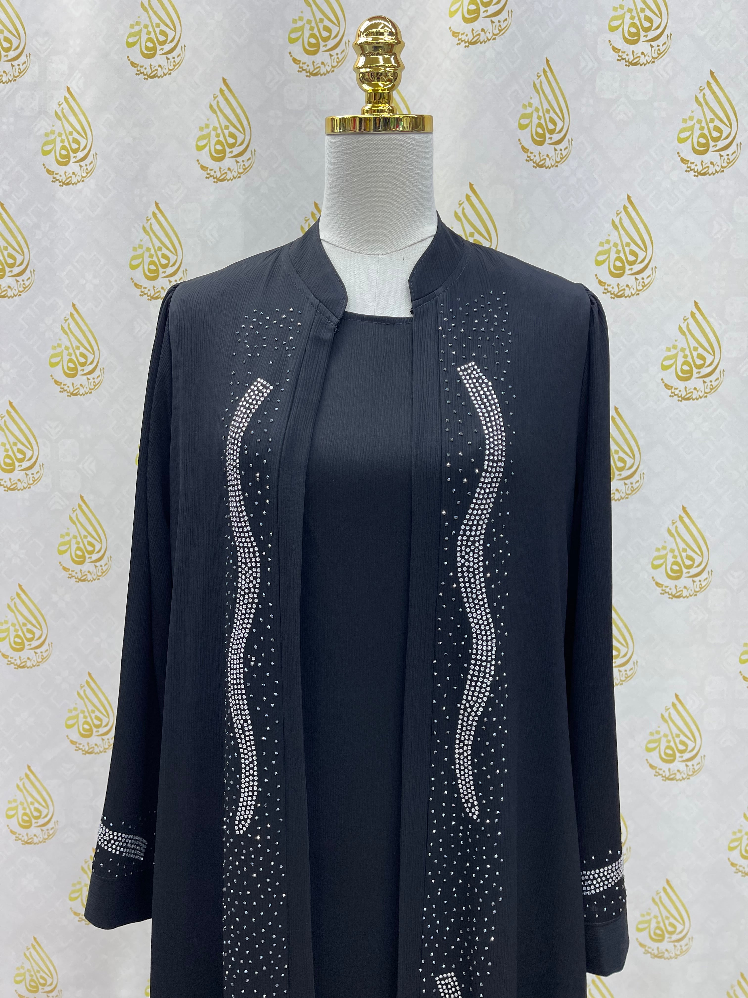 Elegant Abaya with Strass Details: Timeless Luxury and Sophistication