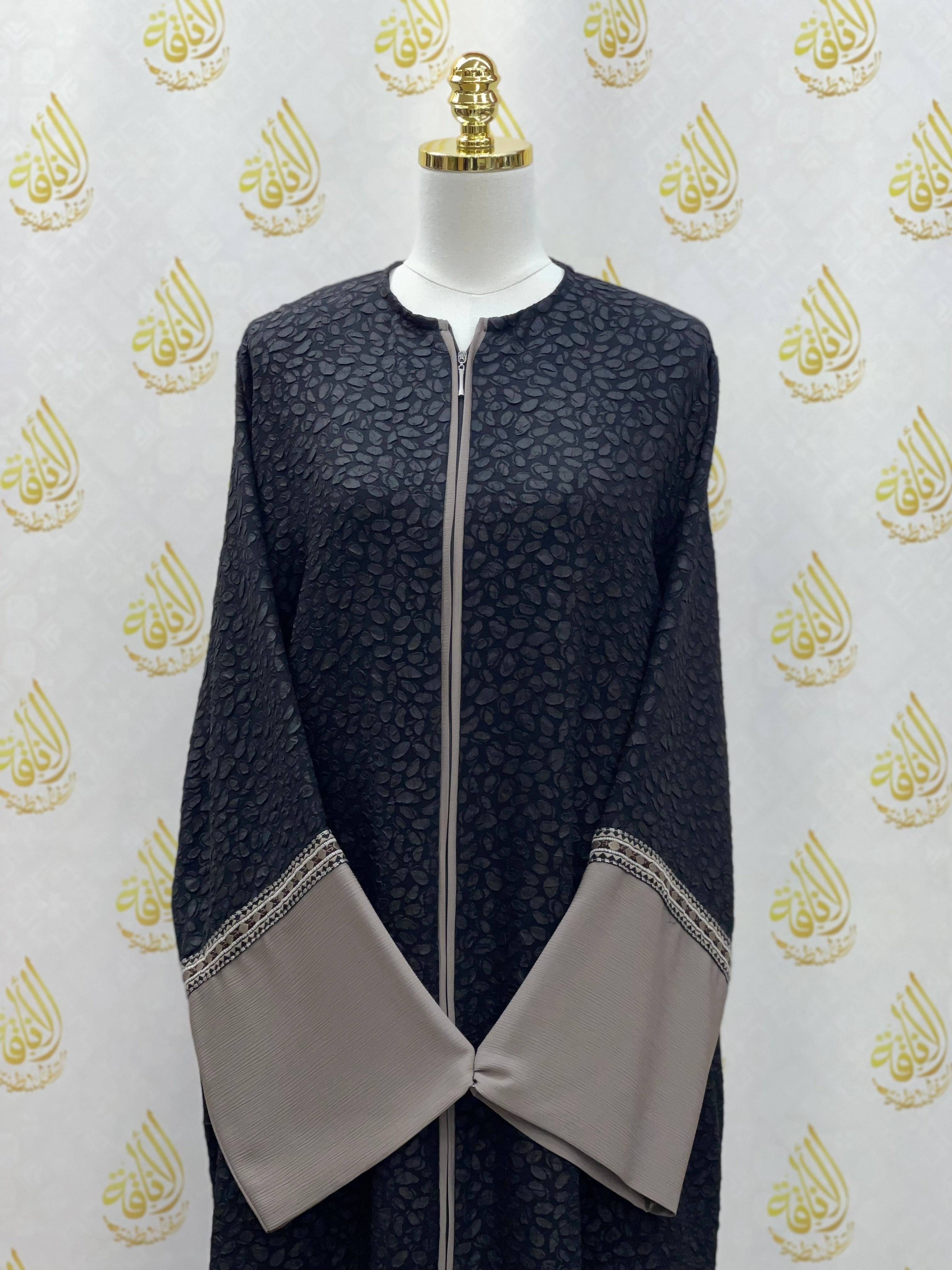 Chic Abaya: Stylish Versatility and Timeless Elegance