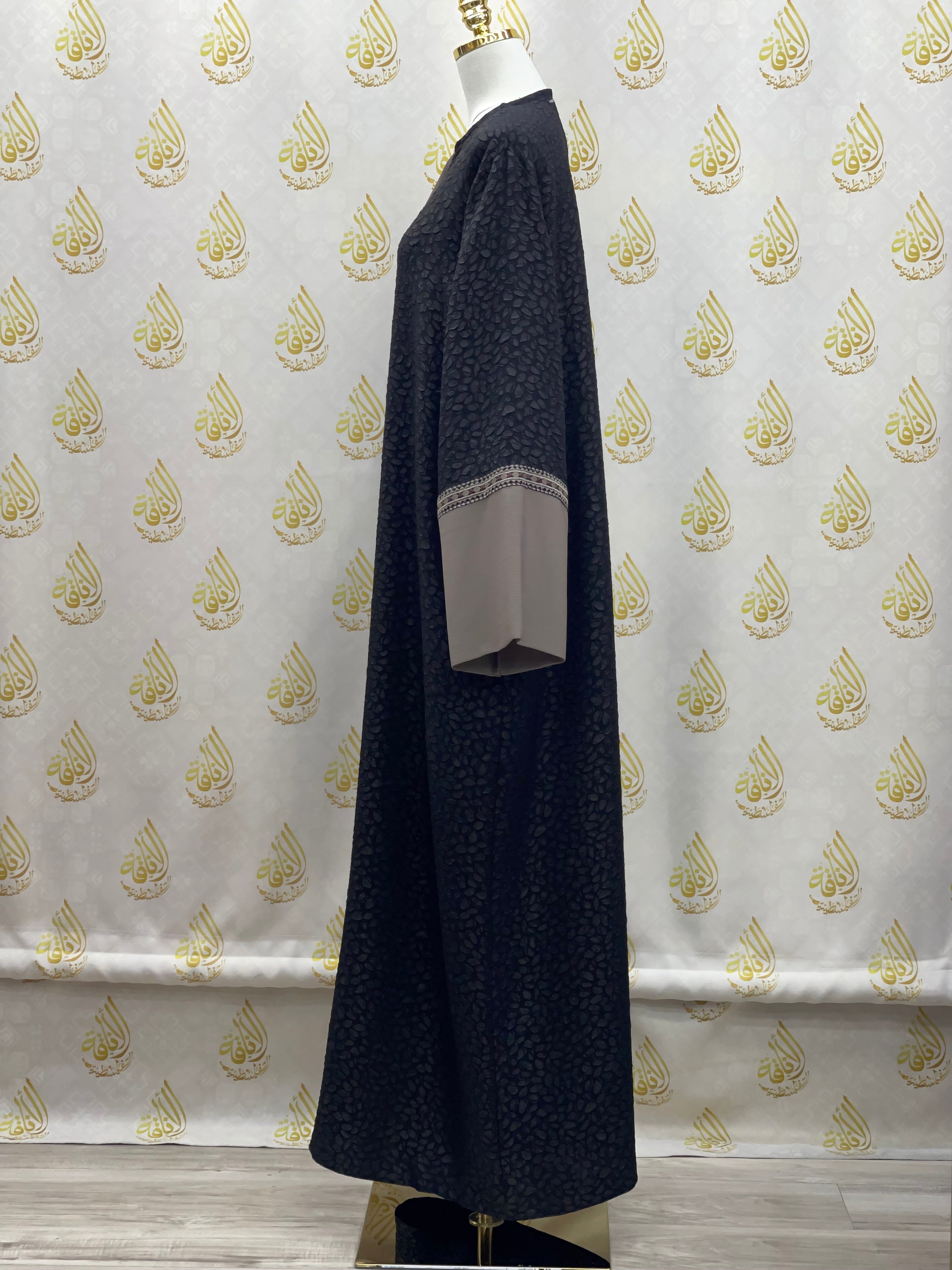 Chic Abaya: Stylish Versatility and Timeless Elegance