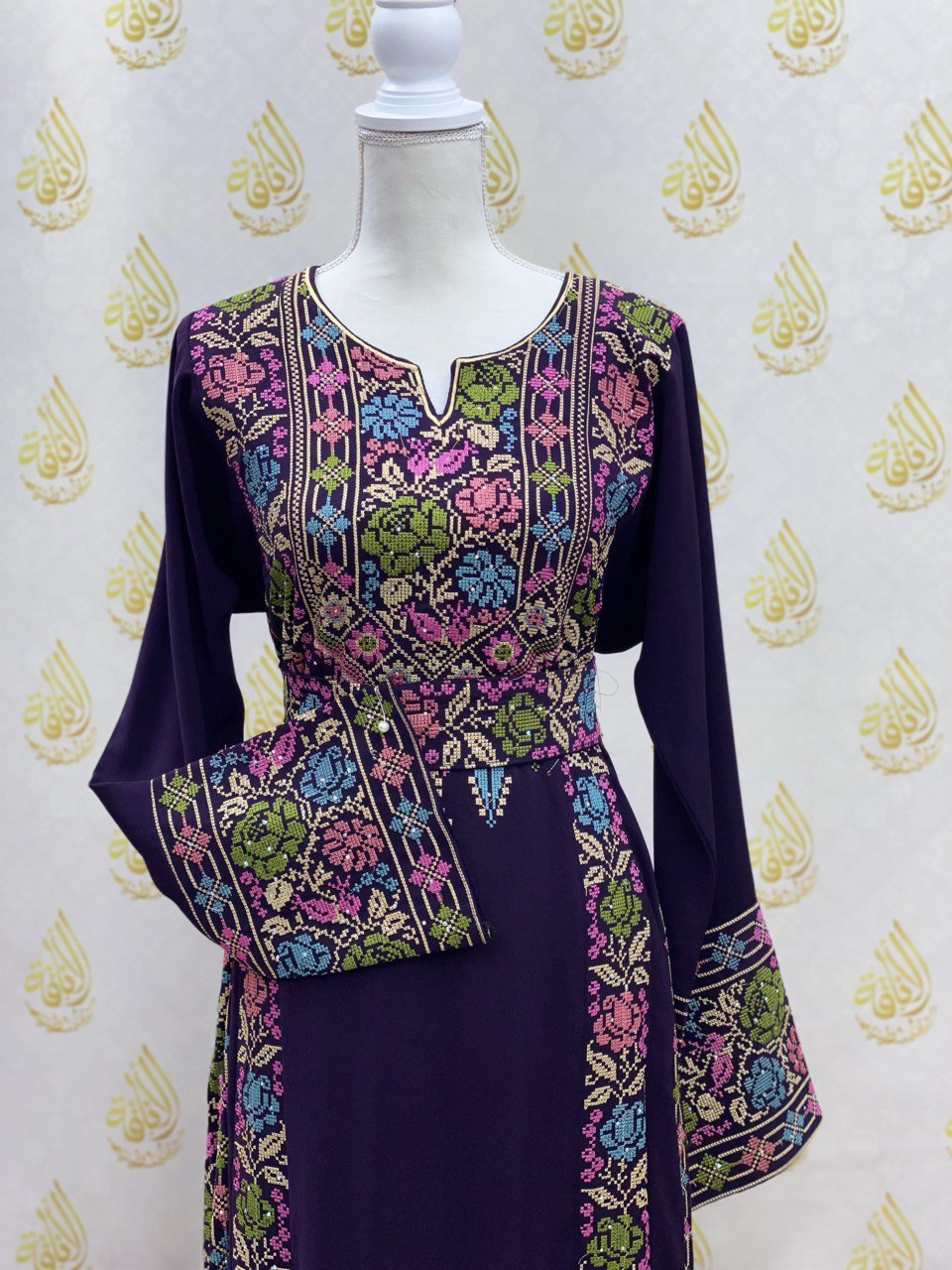 Hand-Embroidered Flower Abaya: Timeless Elegance and Craftsmanship