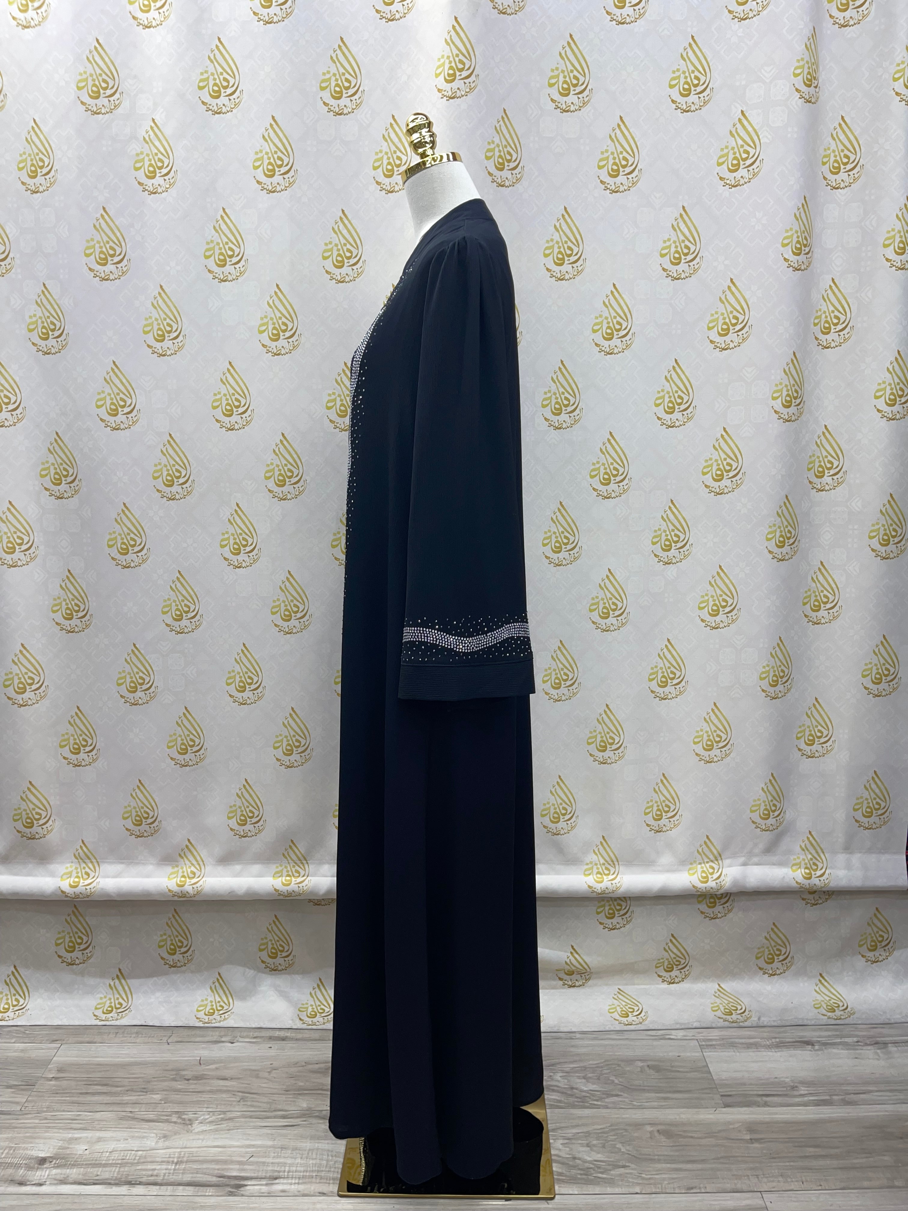 Elegant Abaya with Strass Details: Timeless Luxury and Sophistication