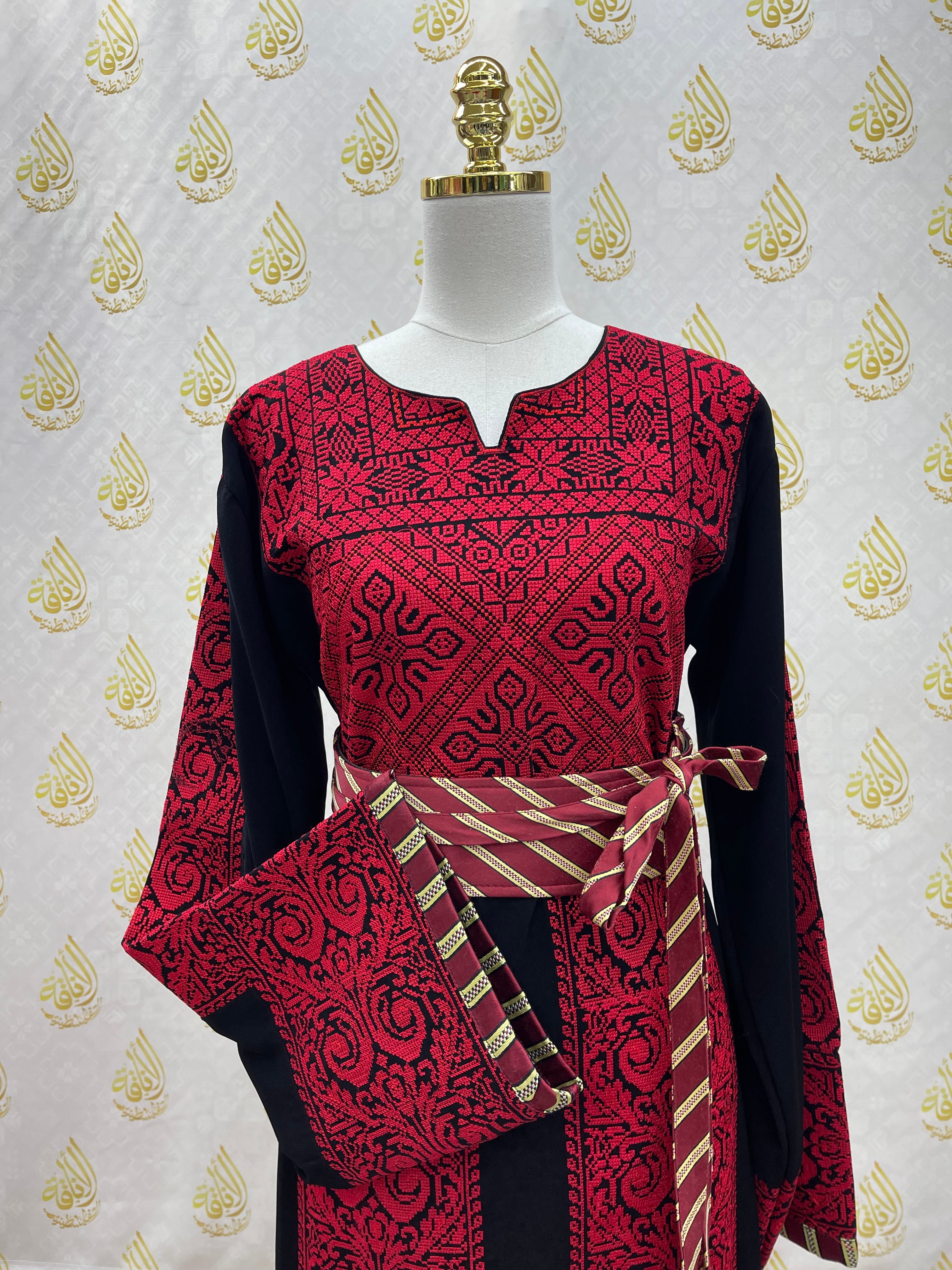 Traditional Thoub with Siti Embroidery: Expert Craftsmanship and Cultural Elegance