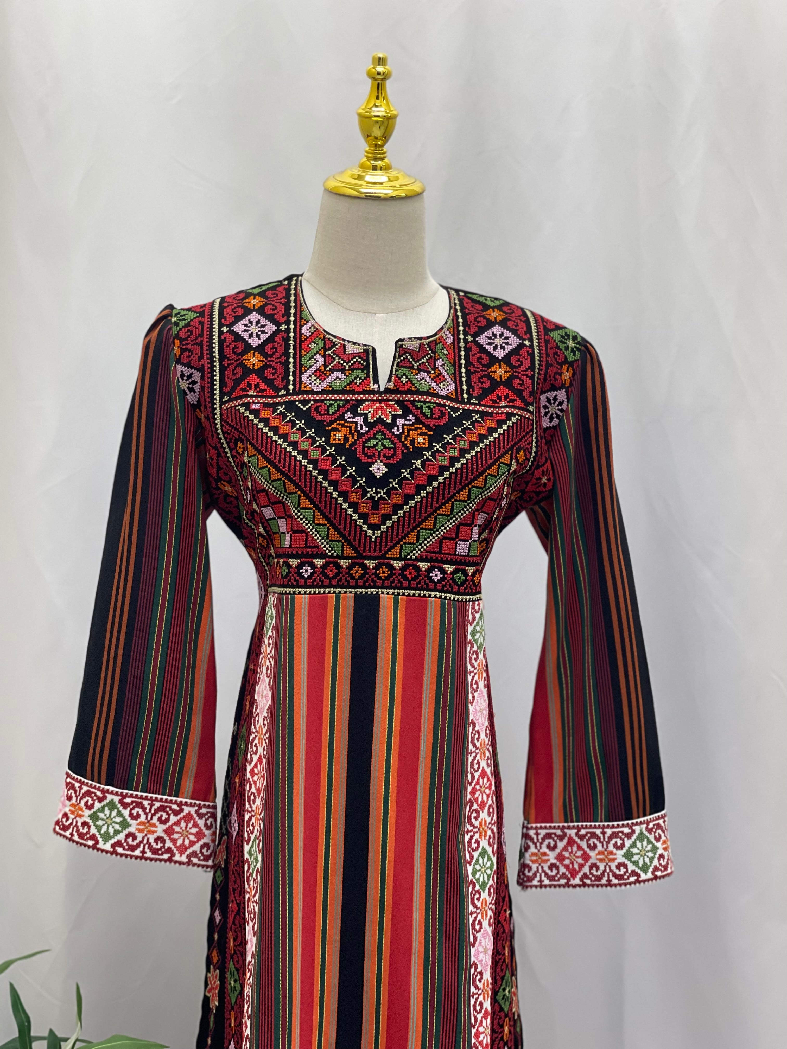 Teens Embroidered Majdalwi Thoub: A Blend of Tradition and Modern Youth