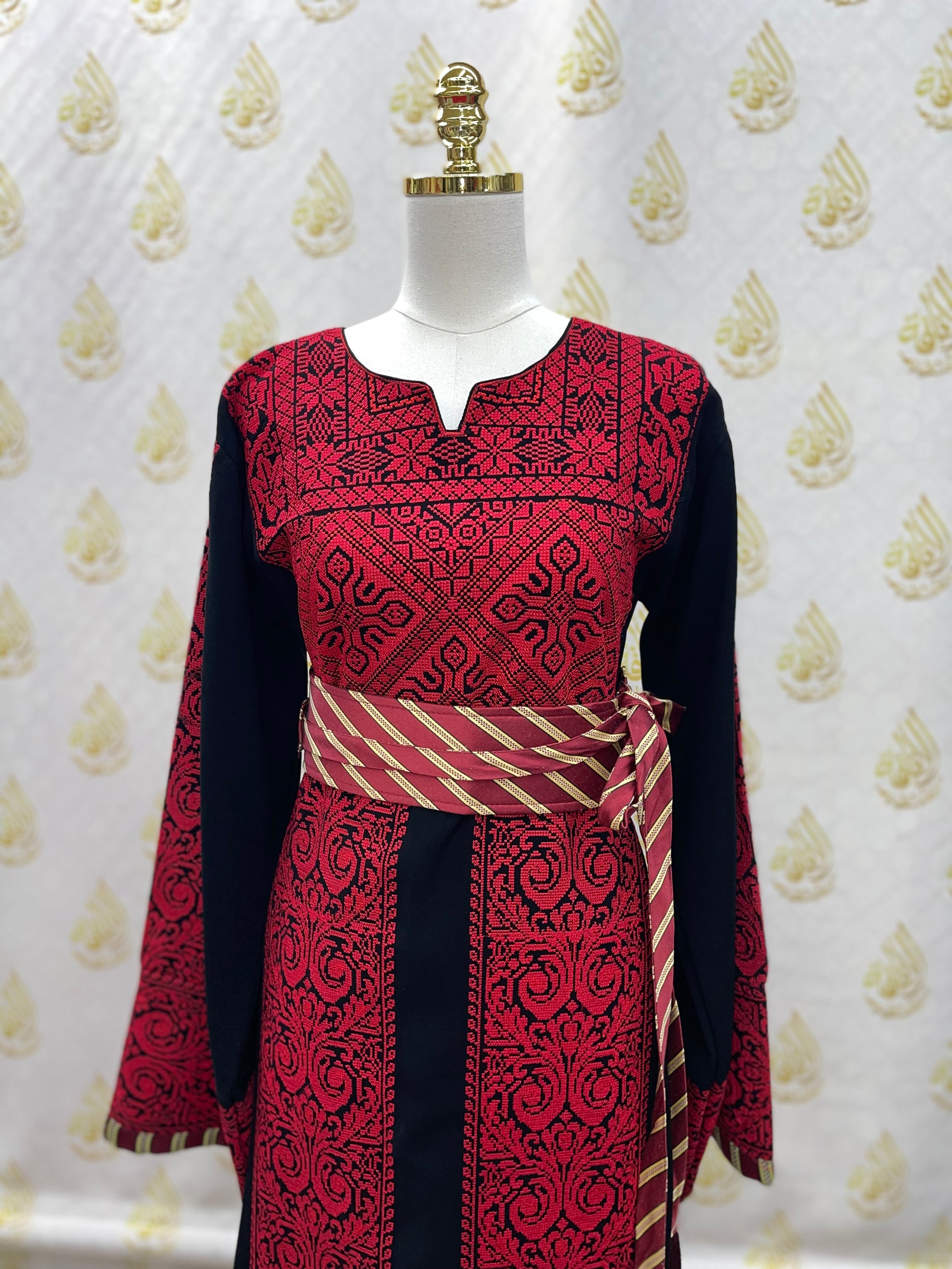 Traditional Thoub with Siti Embroidery: Expert Craftsmanship and Cultural Elegance