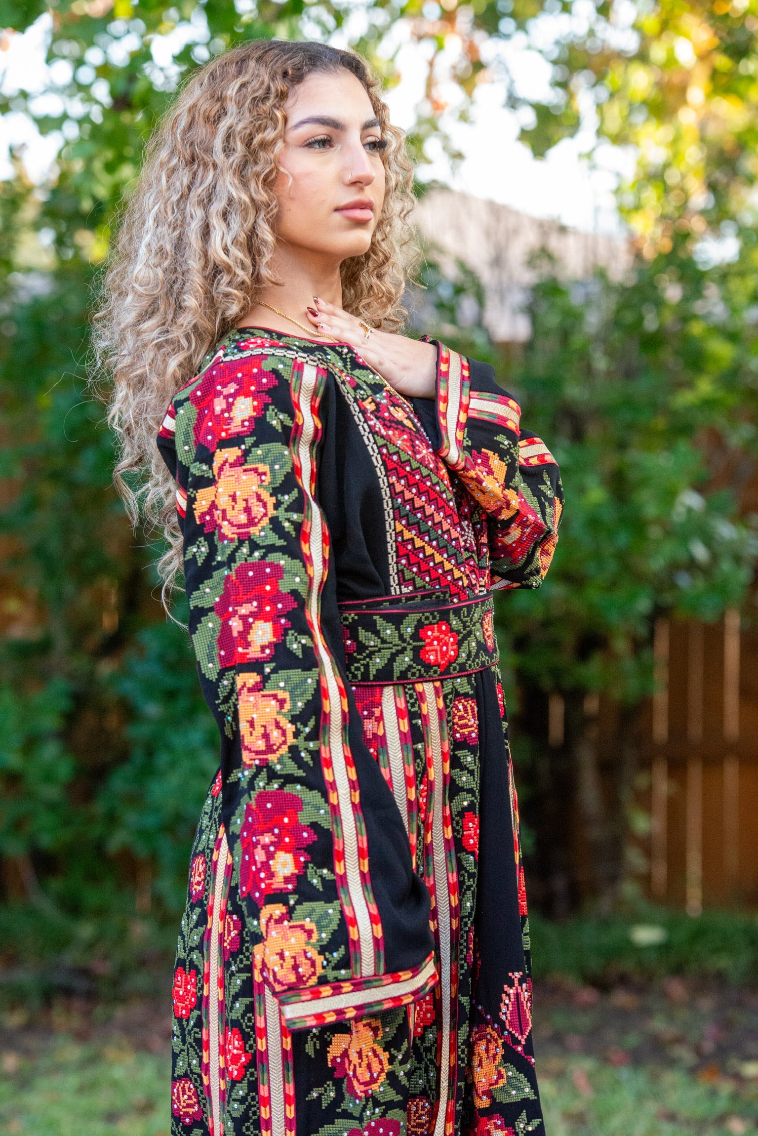 Roses Embroidered Thoub. ثوب الورد الجوري