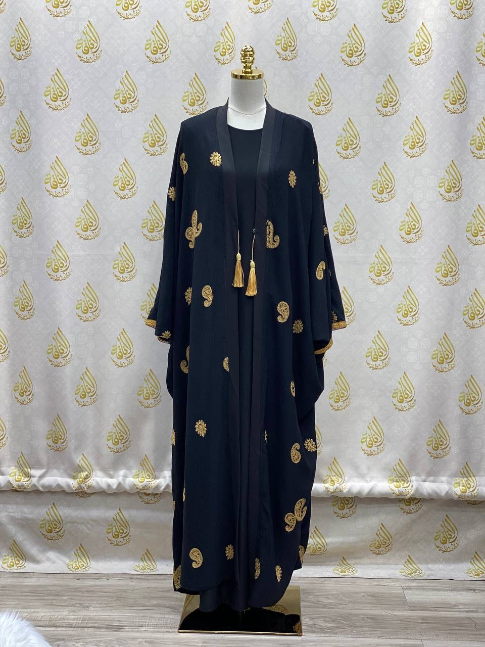 Free Size Bisht: Luxurious Comfort and Versatile Elegance