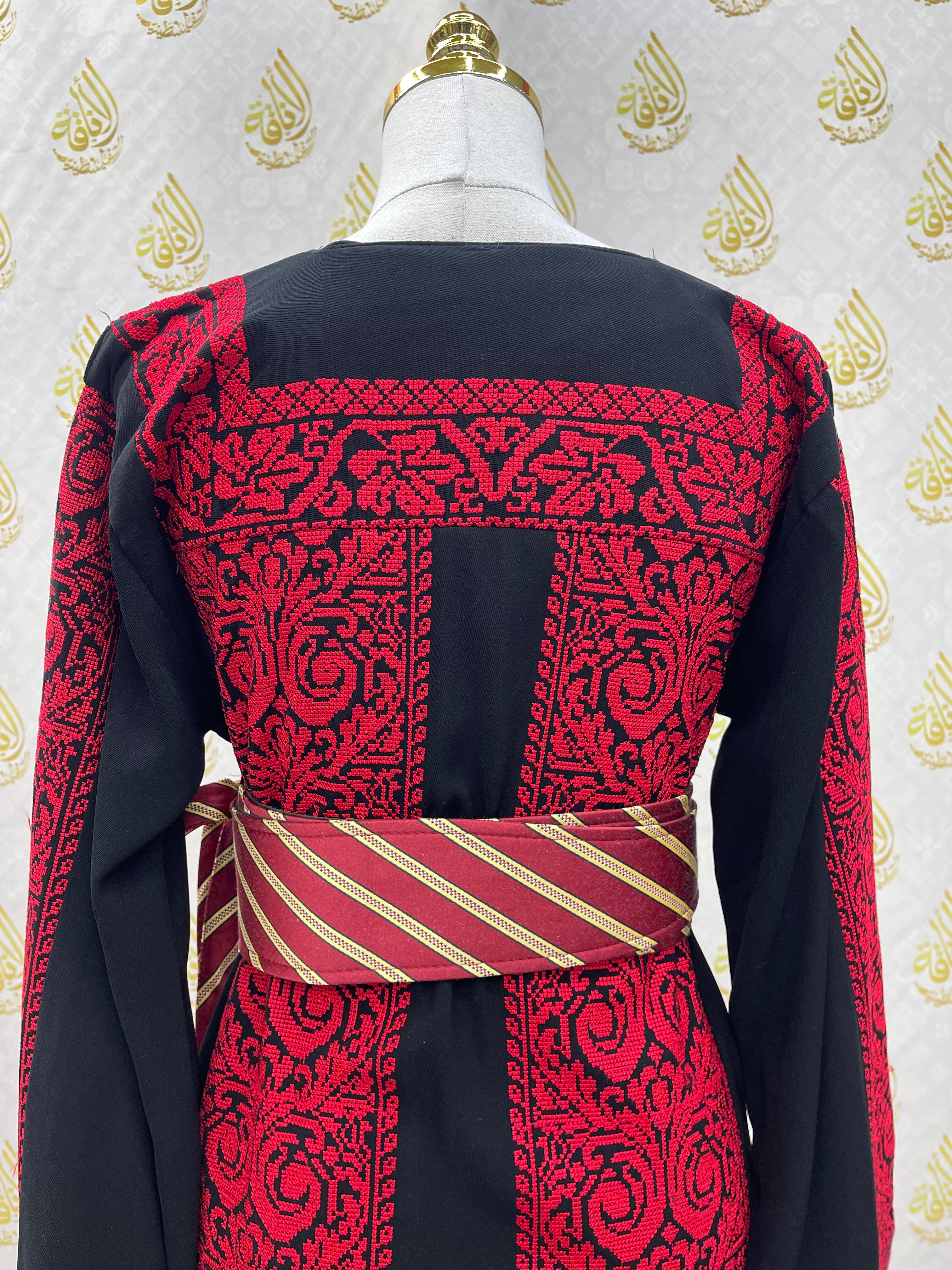 Traditional Thoub with Siti Embroidery: Expert Craftsmanship and Cultural Elegance