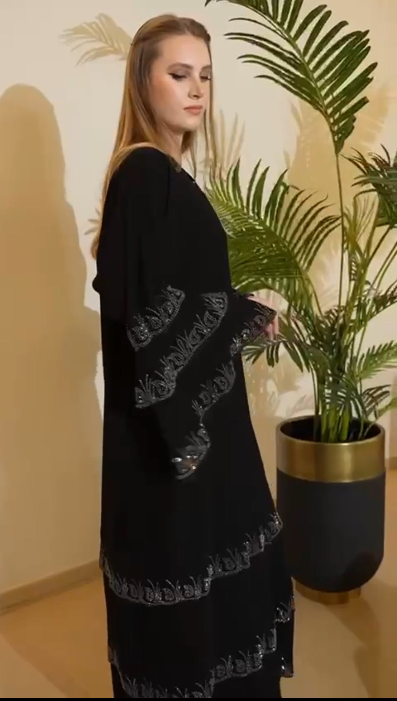 Abaya Rufel With Strass: Elegance and Sparkle in Every Detail