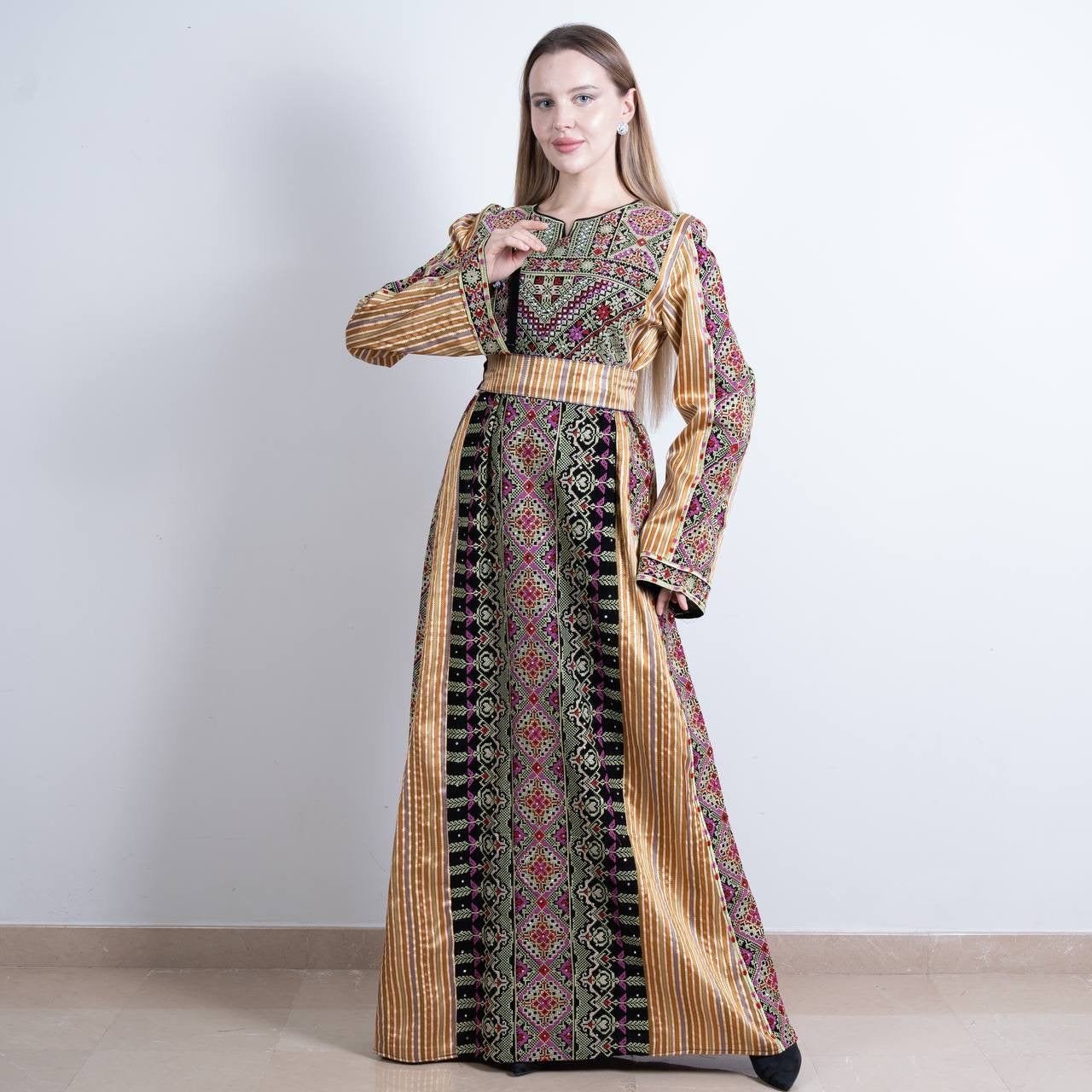 Elegant Embroidered Saya Thoub - Timeless Arabic Fashion