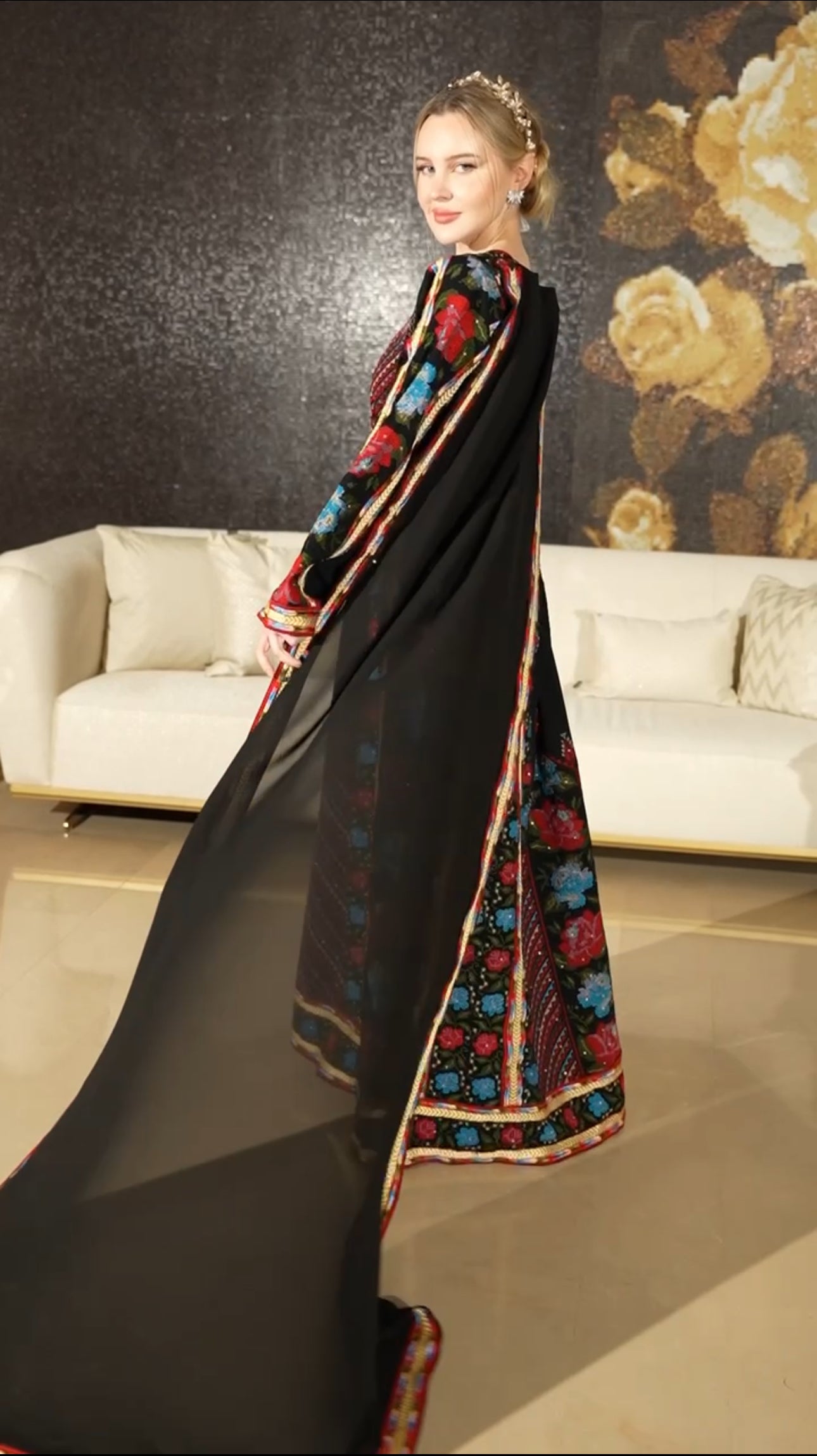 Embroidery Thoub with Cape: Sophisticated Elegance and Luxurious Design