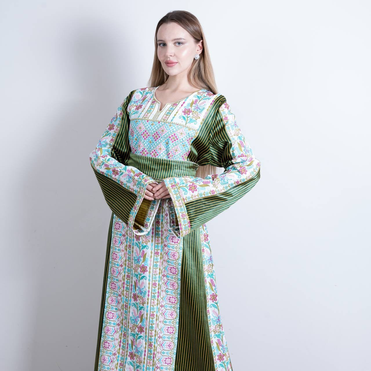 Elegant Embroidered Saya Thoub - Timeless Arabic Fashion