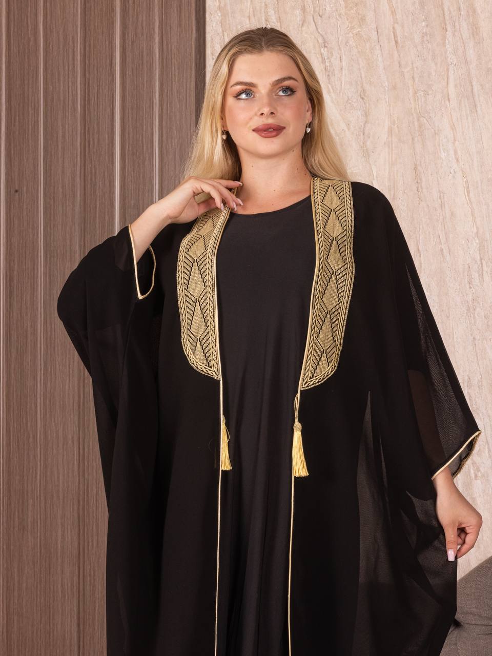 High-Quality Embroidered Bisht: Traditional Clothing in Free Size