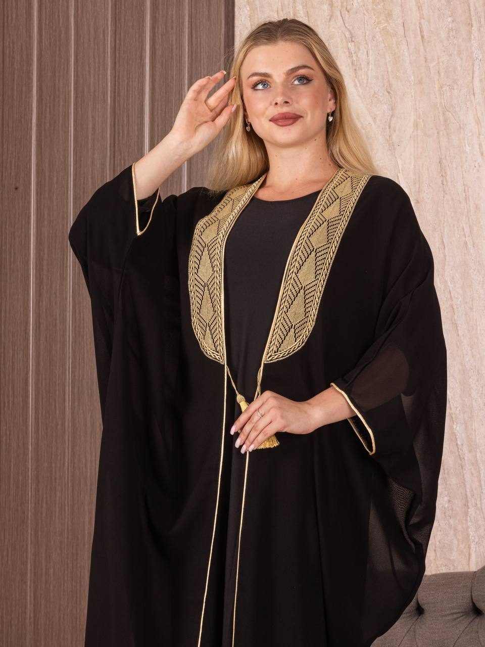 High-Quality Embroidered Bisht: Traditional Clothing in Free Size